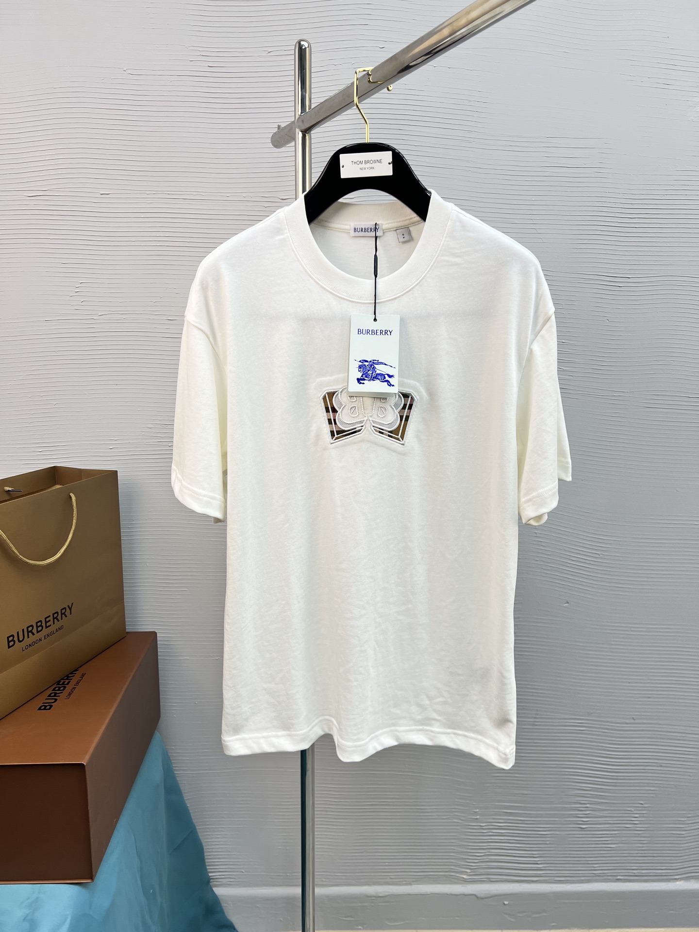 NO:125394,BBR 25SS spring and summer T-shirt!  Black and white printed round neck short-sleeved T-shirt!  - Purchase the original mold opening, custom side marking, double narrow needle flat car on the hem, details determine success or failure OS shoulder drop style No gender distinction - Use 280g heavy pure cotton, never pilling The fabric feels silky and soft and skin-friendly, threads are fixed weaving and dyeing in the same cylinder, exclusive quality difference, currency Welcome to compare Color black and white S-XL (OS version), T-shirt,tees, t-shirt,alexander wang19860909BBR 25SS春夏款T恤！黑白印花圆领短袖T恤！ -购入原版开模打造,定制侧标,下摆双窄针平车,细节决定成败 OS落肩版型 无性别区分 -采用280g重磅纯棉 绝不起球 面料手感丝滑柔软亲肤 螺纹同缸定织定染零色差独家品质区别通货 欢迎对比 颜色黑色 白色 码数S-XL（OS版型）,,T-shirt,tees，t-shirt,alexander wang,Men's clothing