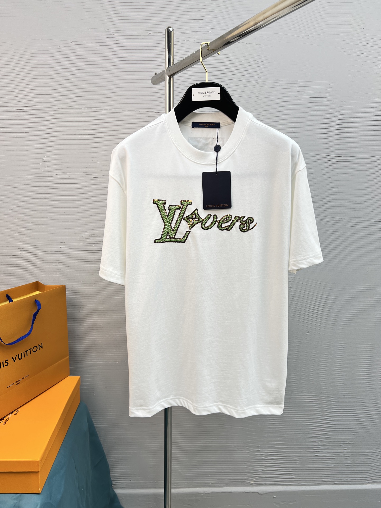 NO:125390,LV 25SS spring and summer T-shirt!  Black and white printed round neck short-sleeved T-shirt!  - Purchase the original mold opening, custom side marking, double narrow needle flat car on the hem, details determine success or failure OS shoulder drop style No gender distinction - Use 280g heavy pure cotton, never pilling The fabric feels silky and soft and skin-friendly, threads are fixed weaving and dyeing in the same cylinder, exclusive quality difference, currency Welcome to compare Color black white S-XL (OS version),,louis vuitton, T-shirt,tees, t-shirt,alexander wang19860909LV 25SS春夏款T恤！黑白印花圆领短袖T恤！ -购入原版开模打造,定制侧标,下摆双窄针平车,细节决定成败 OS落肩版型 无性别区分 -采用280g重磅纯棉 绝不起球 面料手感丝滑柔软亲肤 螺纹同缸定织定染零色差独家品质区别通货 欢迎对比 颜色黑色 白色 码数S-XL（OS版型）,,louis vuitton,T-shirt,tees，t-shirt,alexander wang,Men's clothing