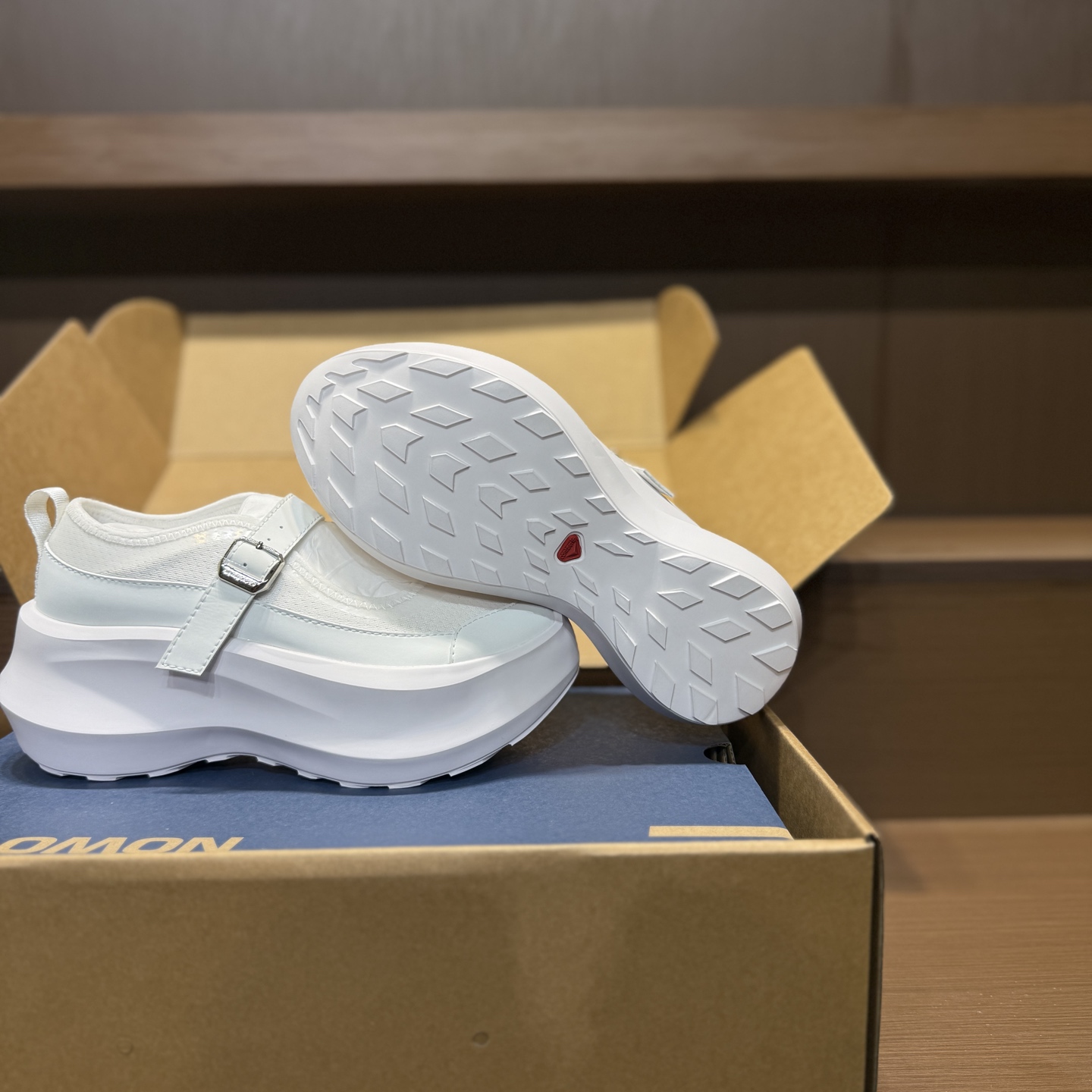 “CDG x SALOMONP High-Floor Black & White Leisure Shoes: Cozy, Soft, & Stylish” - 图片 9