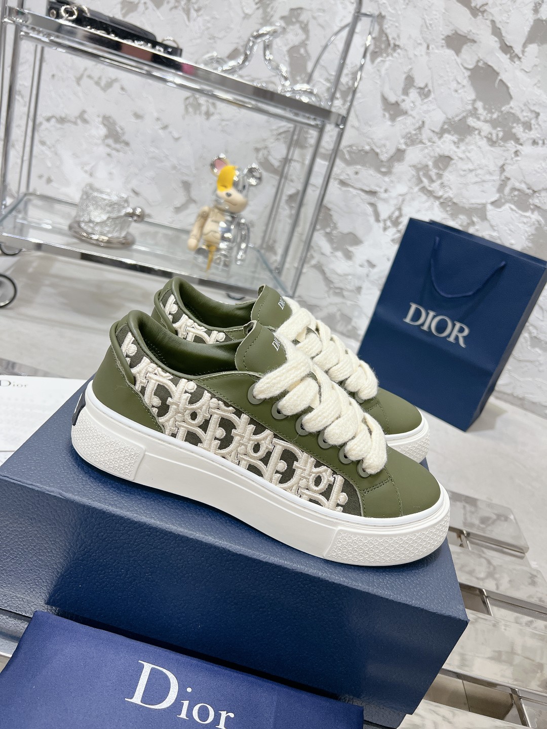 Dior B33 Series Unisex Casual Sneakers in Gray Leather with CD Diamond Pattern 2 a1698336293396 0060