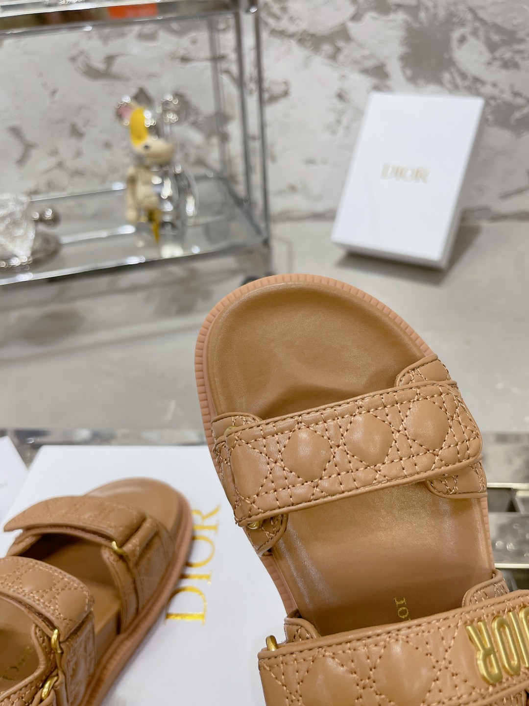 DIOR最新款混種羊皮凉鞋 - 軽量で快適なデザイン