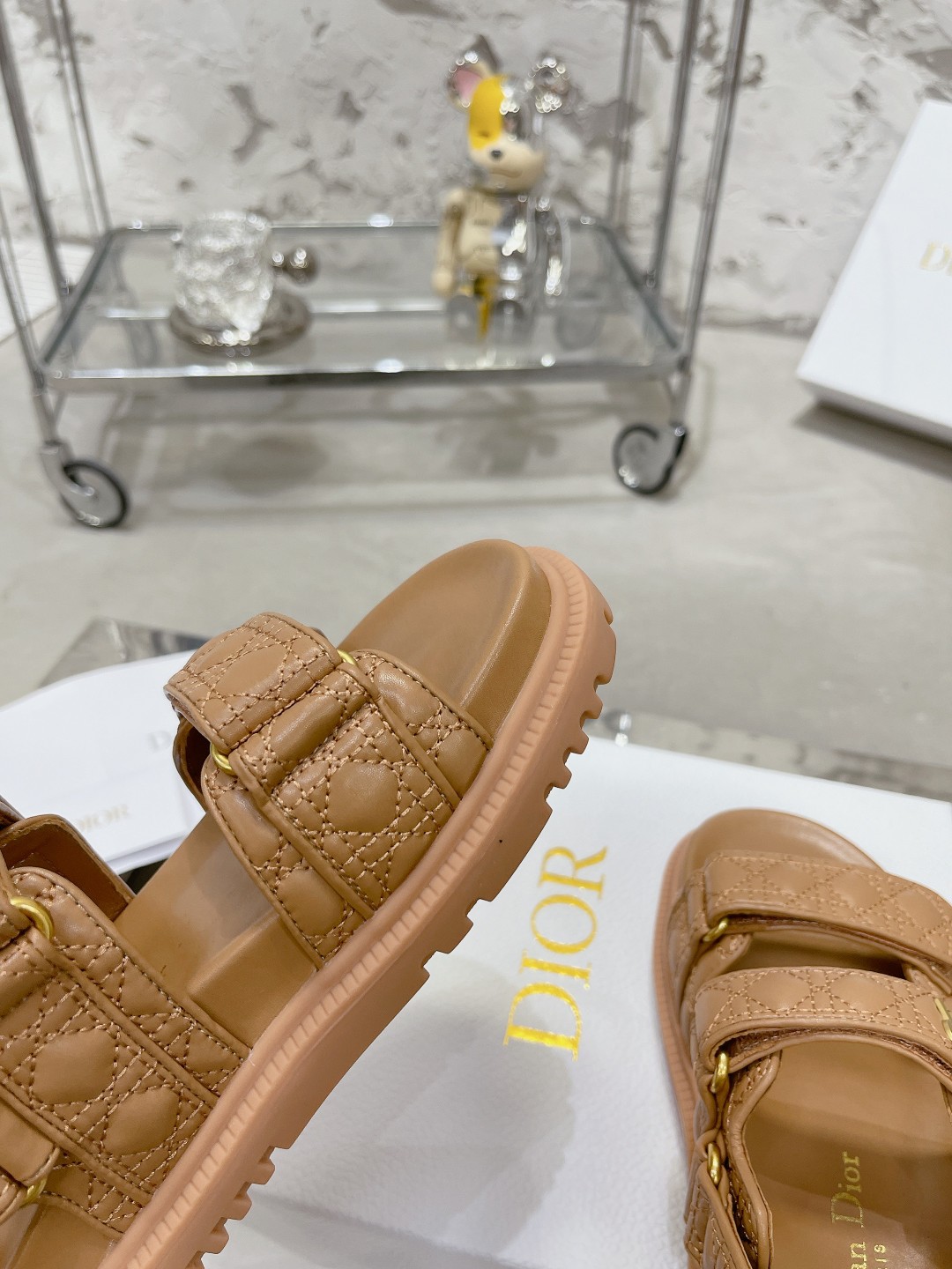 DIOR最新款混種羊皮凉鞋 - 軽量で快適なデザイン