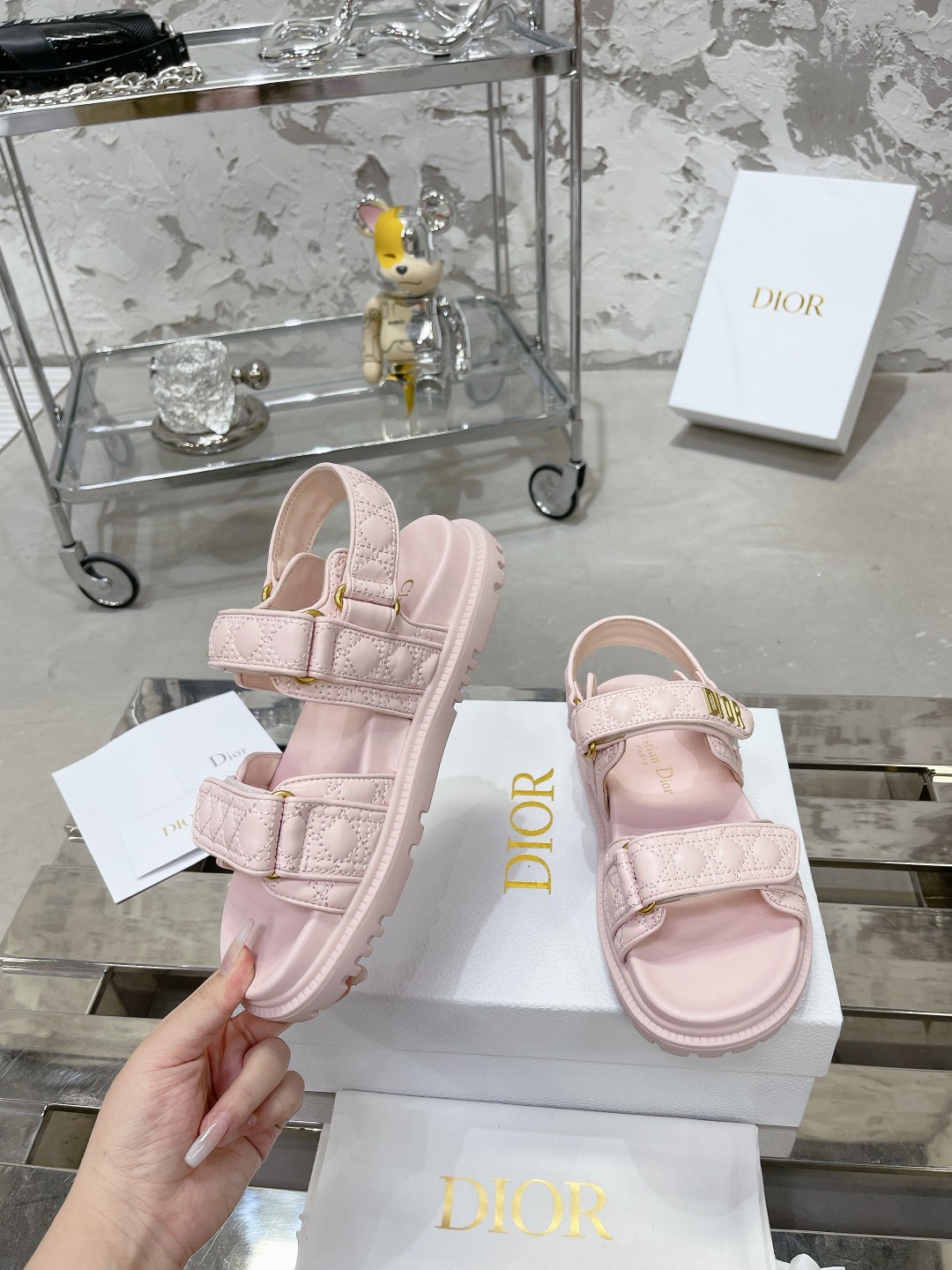 DIOR最新款凉鞋 - スタイリッシュな混種羊皮製