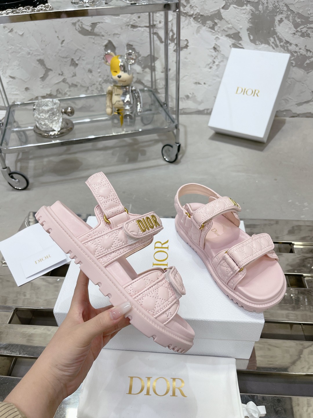 DIOR最新款凉鞋 - スタイリッシュな混種羊皮製