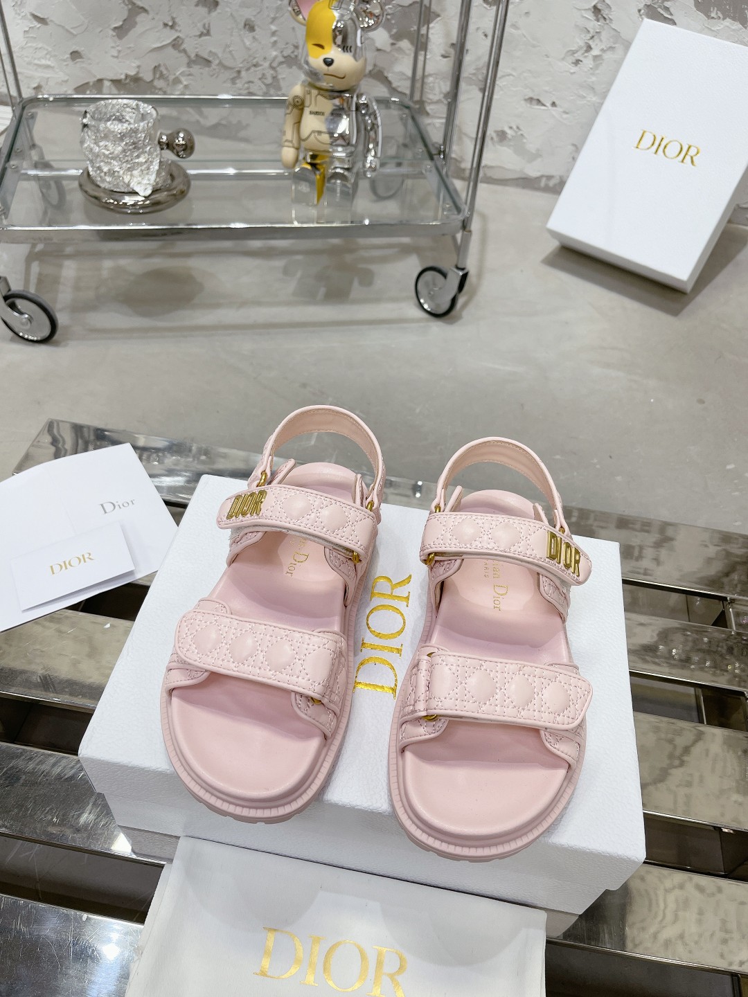 DIOR最新款凉鞋 - スタイリッシュな混種羊皮製