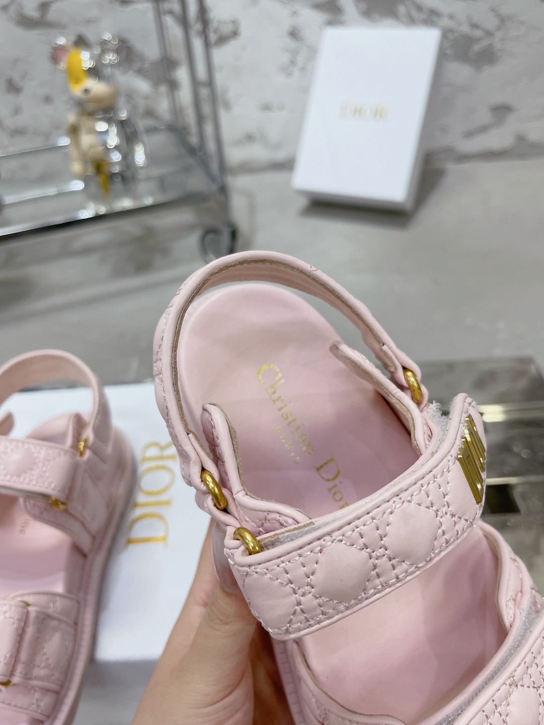 DIOR最新款凉鞋 - スタイリッシュな混種羊皮製