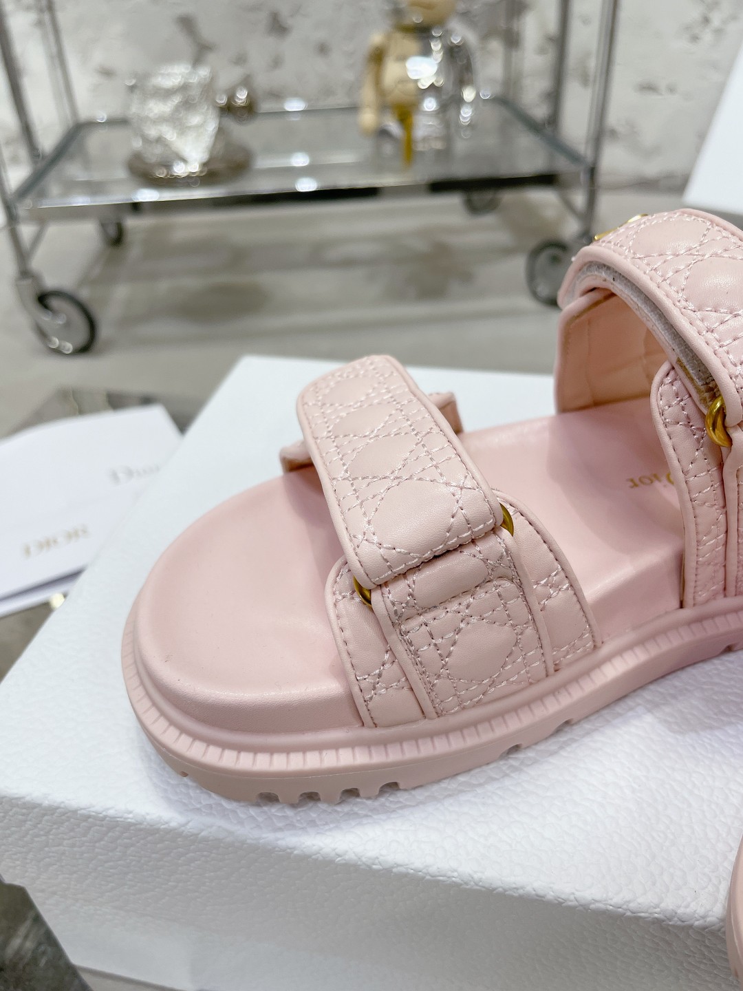 DIOR最新款凉鞋 - スタイリッシュな混種羊皮製