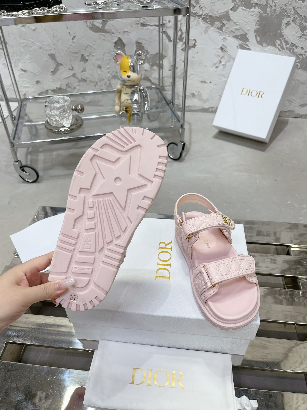 DIOR最新款凉鞋 - スタイリッシュな混種羊皮製