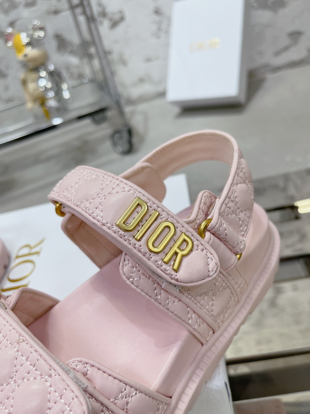 DIOR最新款凉鞋 - スタイリッシュな混種羊皮製