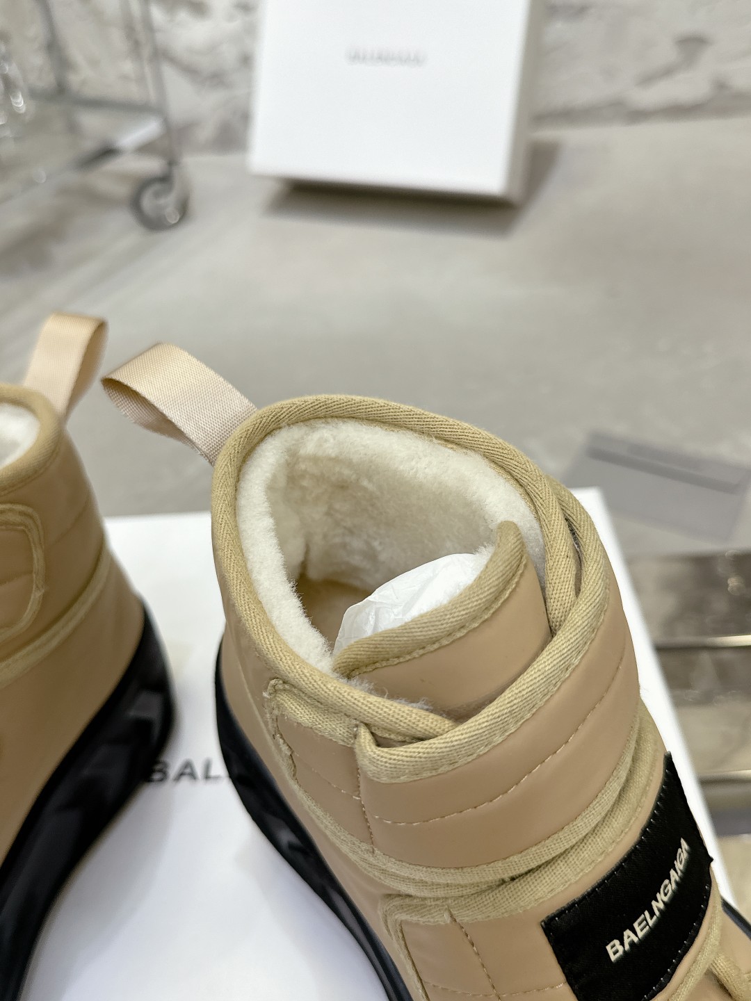 Balenciaga雪地靴 - 高級感溢れる優雅なデザイン