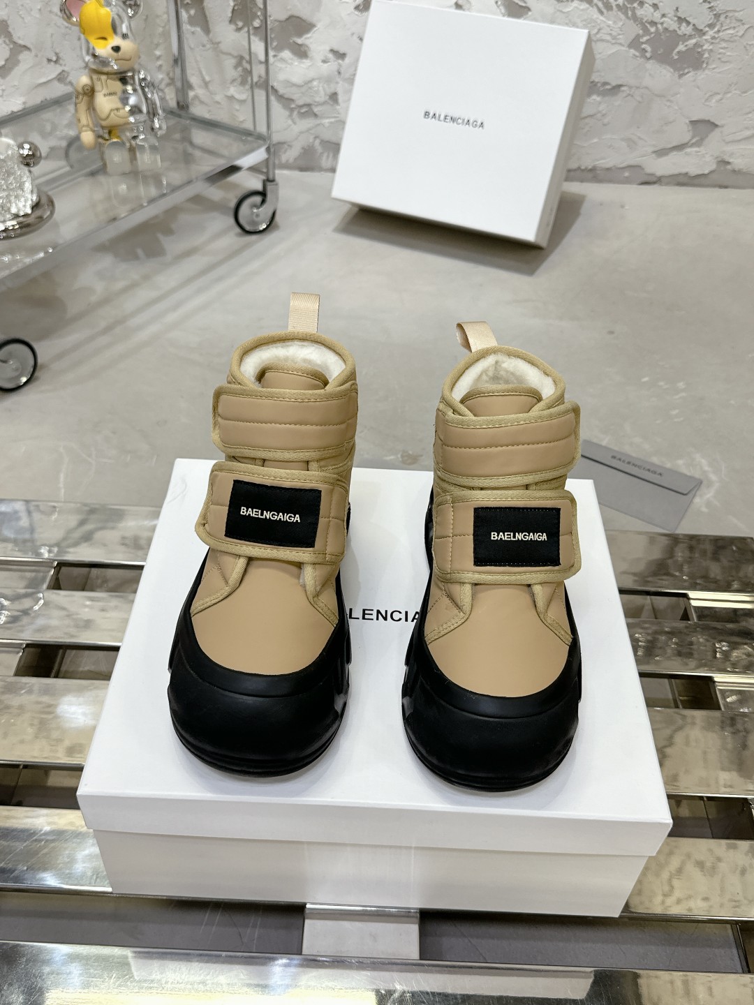 Balenciaga雪地靴 - 高級感溢れる優雅なデザイン