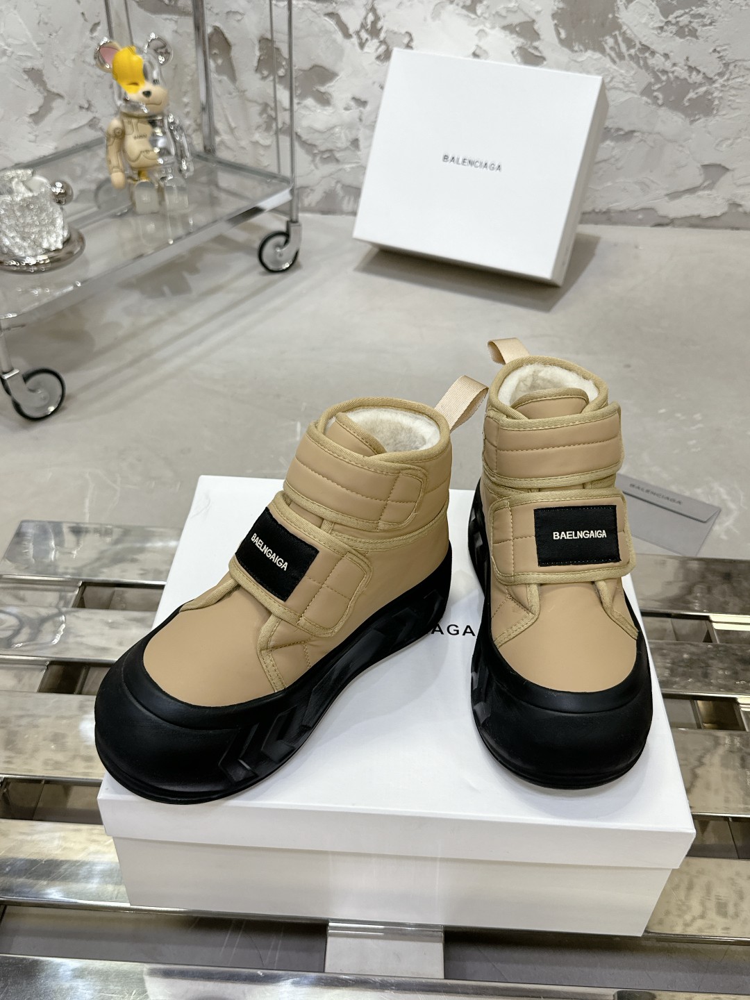 Balenciaga雪地靴 - 高級感溢れる優雅なデザイン