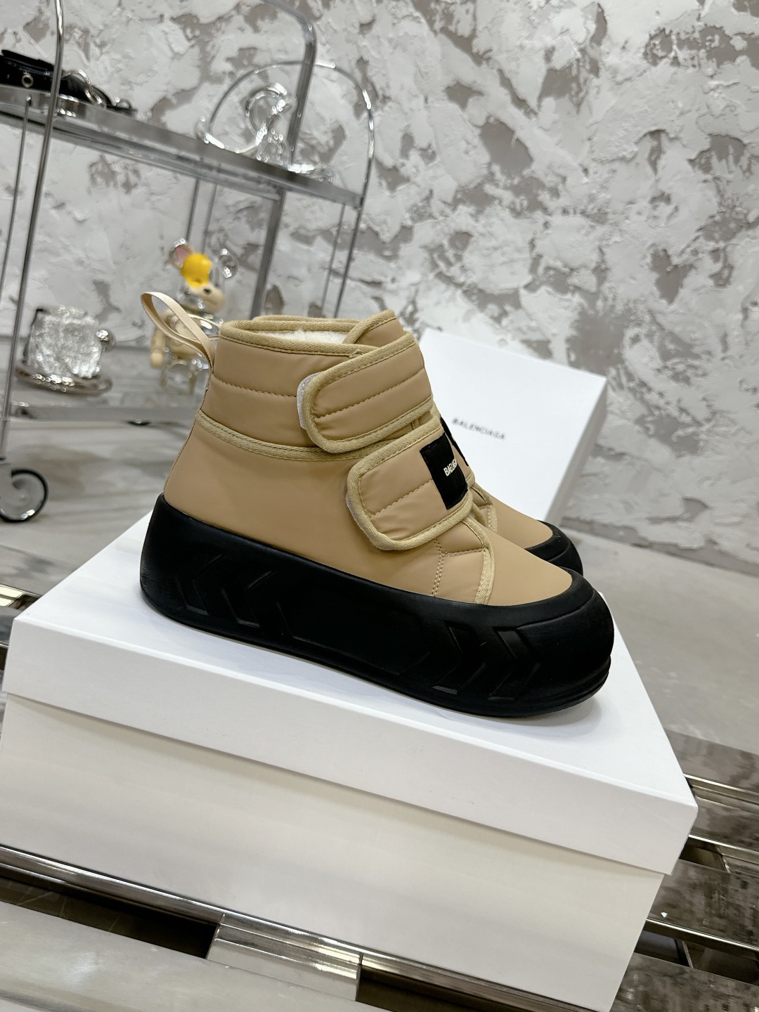 Balenciaga雪地靴 - 高級感溢れる優雅なデザイン