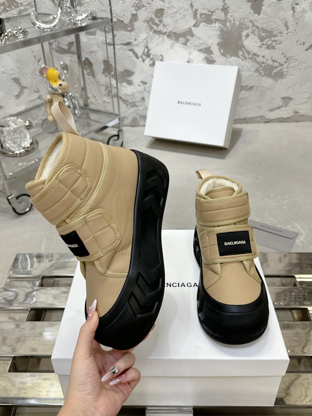 Balenciaga雪地靴 - 高級感溢れる優雅なデザイン