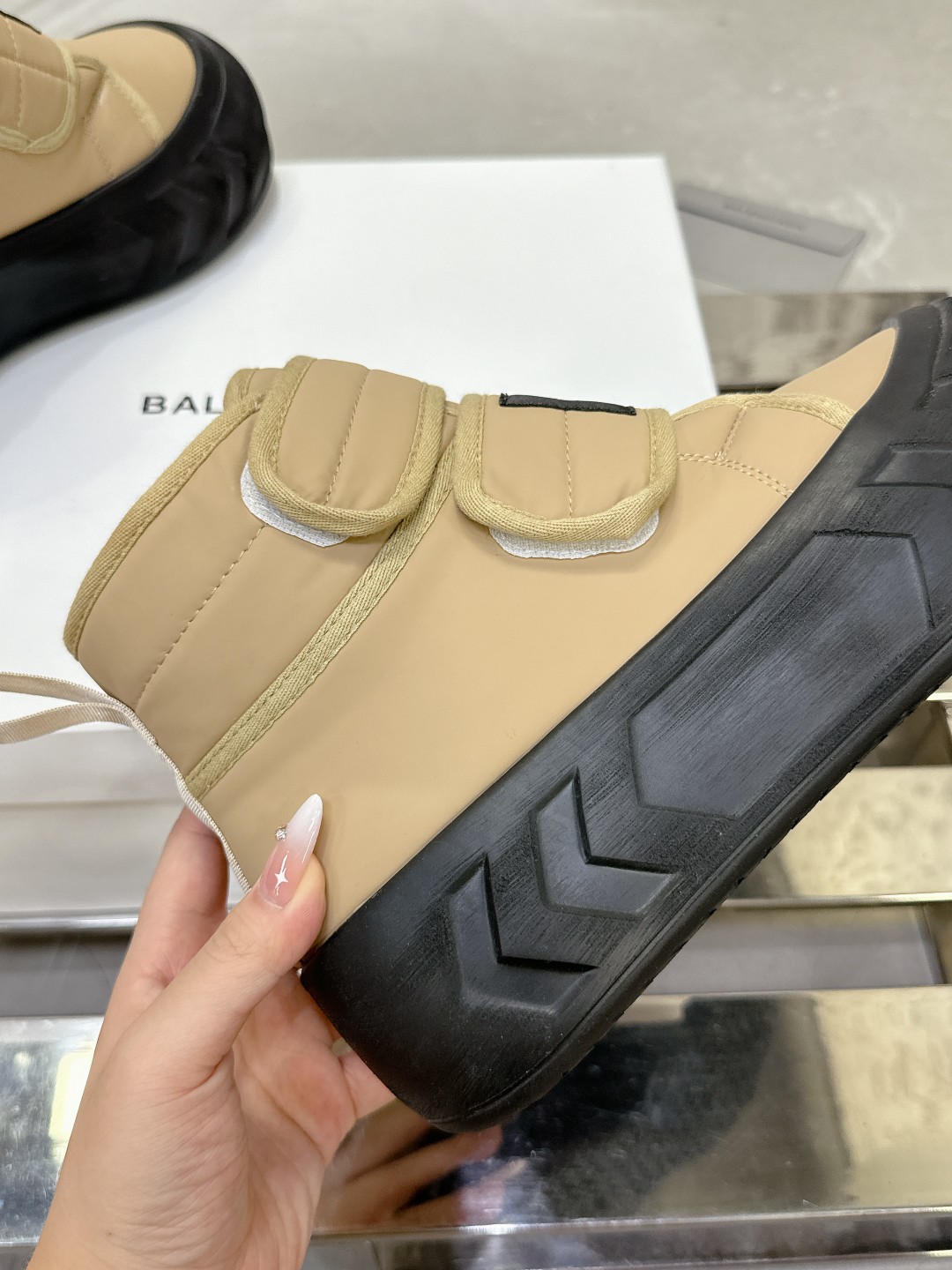 Balenciaga雪地靴 - 高級感溢れる優雅なデザイン