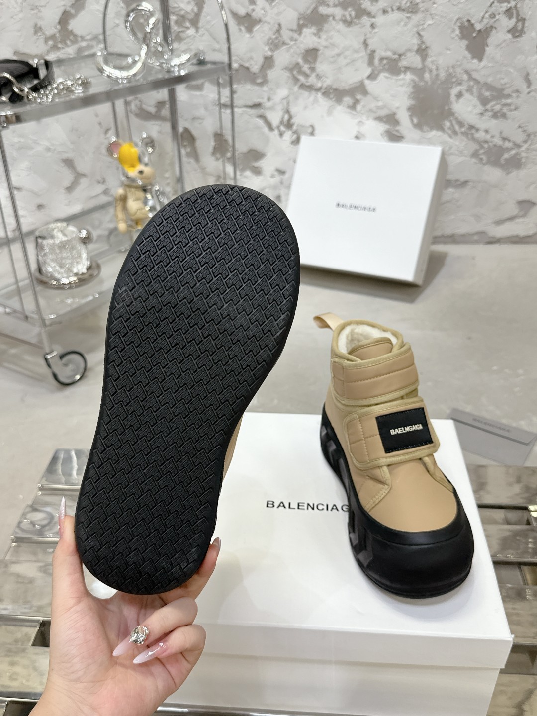 Balenciaga雪地靴 - 高級感溢れる優雅なデザイン