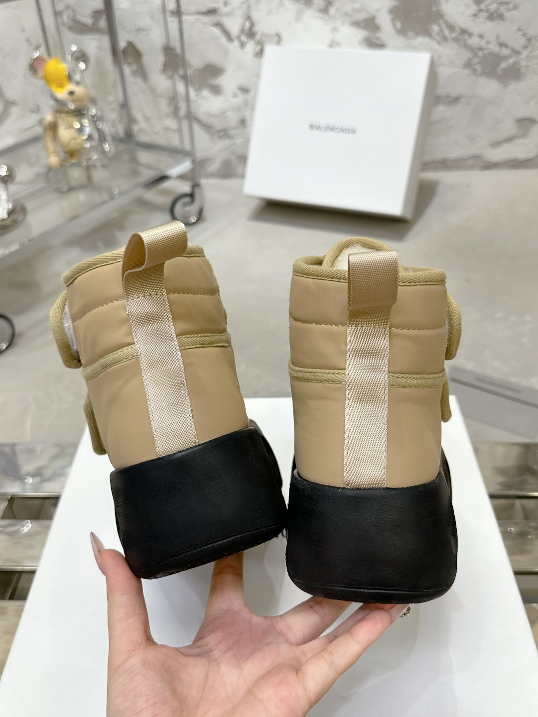 Balenciaga雪地靴 - 高級感溢れる優雅なデザイン