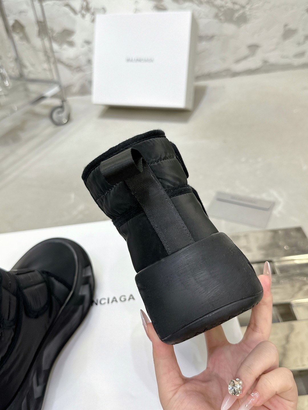 Balenciaga雪地靴 - 高級感溢れる優雅なデザイン