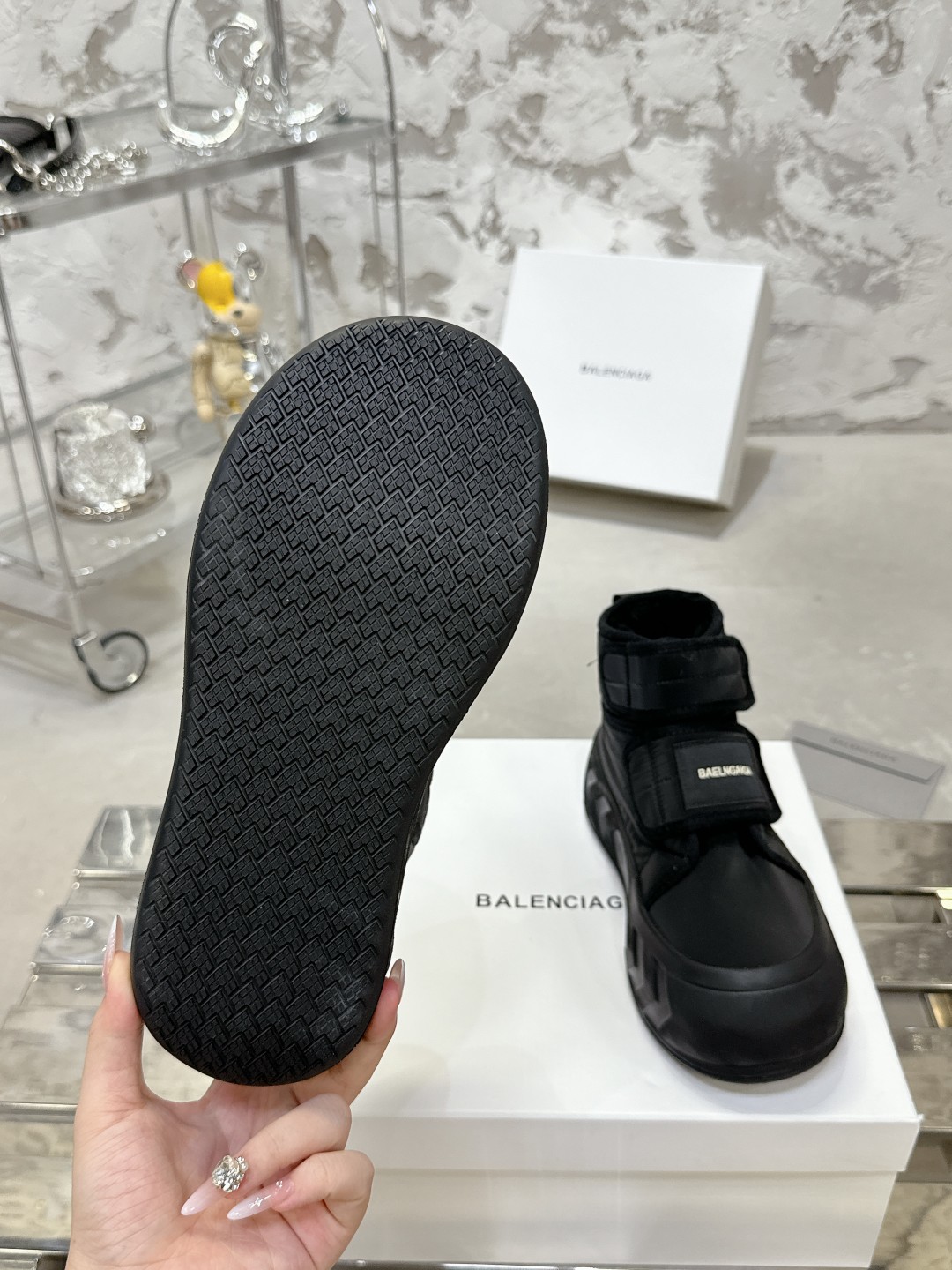 Balenciaga雪地靴 - 高級感溢れる優雅なデザイン