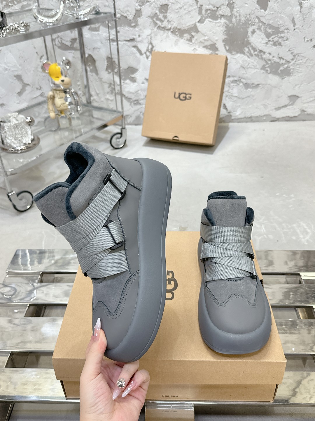 UGG 魔术贴面包鞋 小高帮デザインの便利なスニーカー