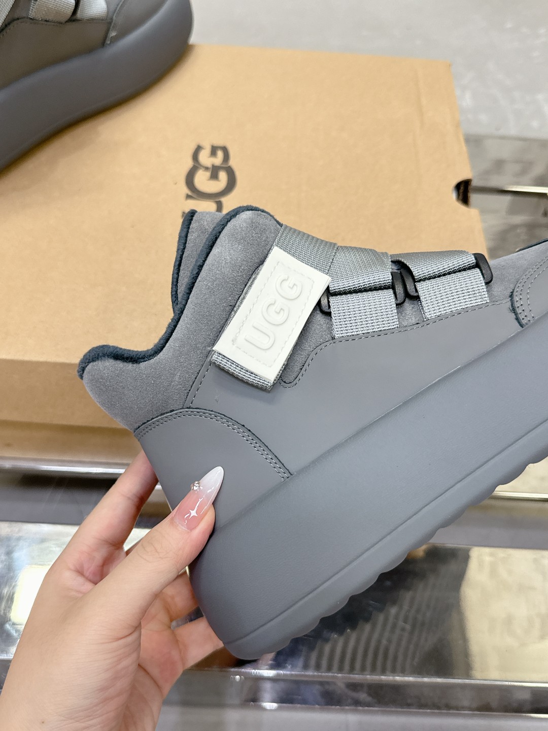 UGG 魔术贴面包鞋 小高帮デザインの便利なスニーカー