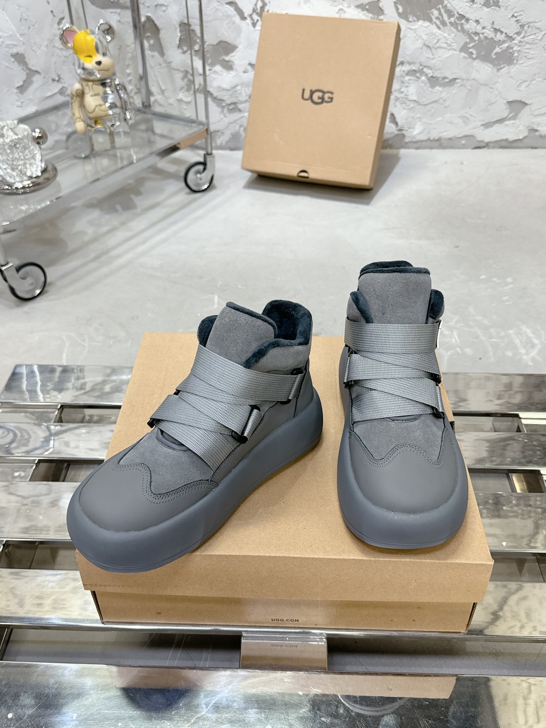 UGG 魔术贴面包鞋 小高帮デザインの便利なスニーカー