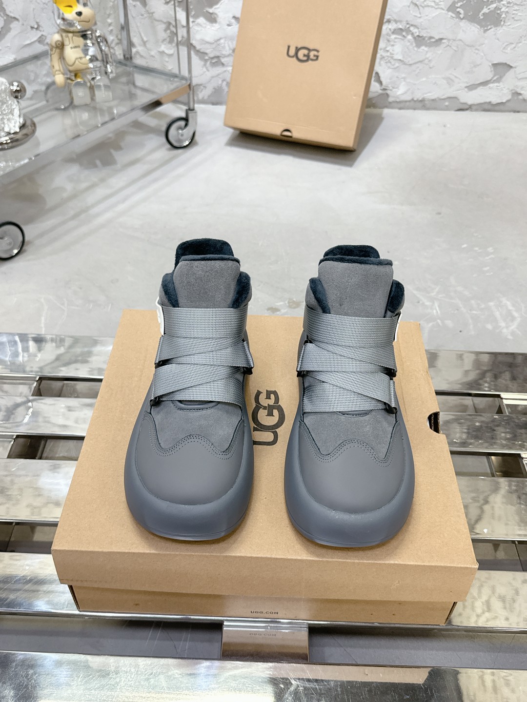 UGG 魔术贴面包鞋 小高帮デザインの便利なスニーカー