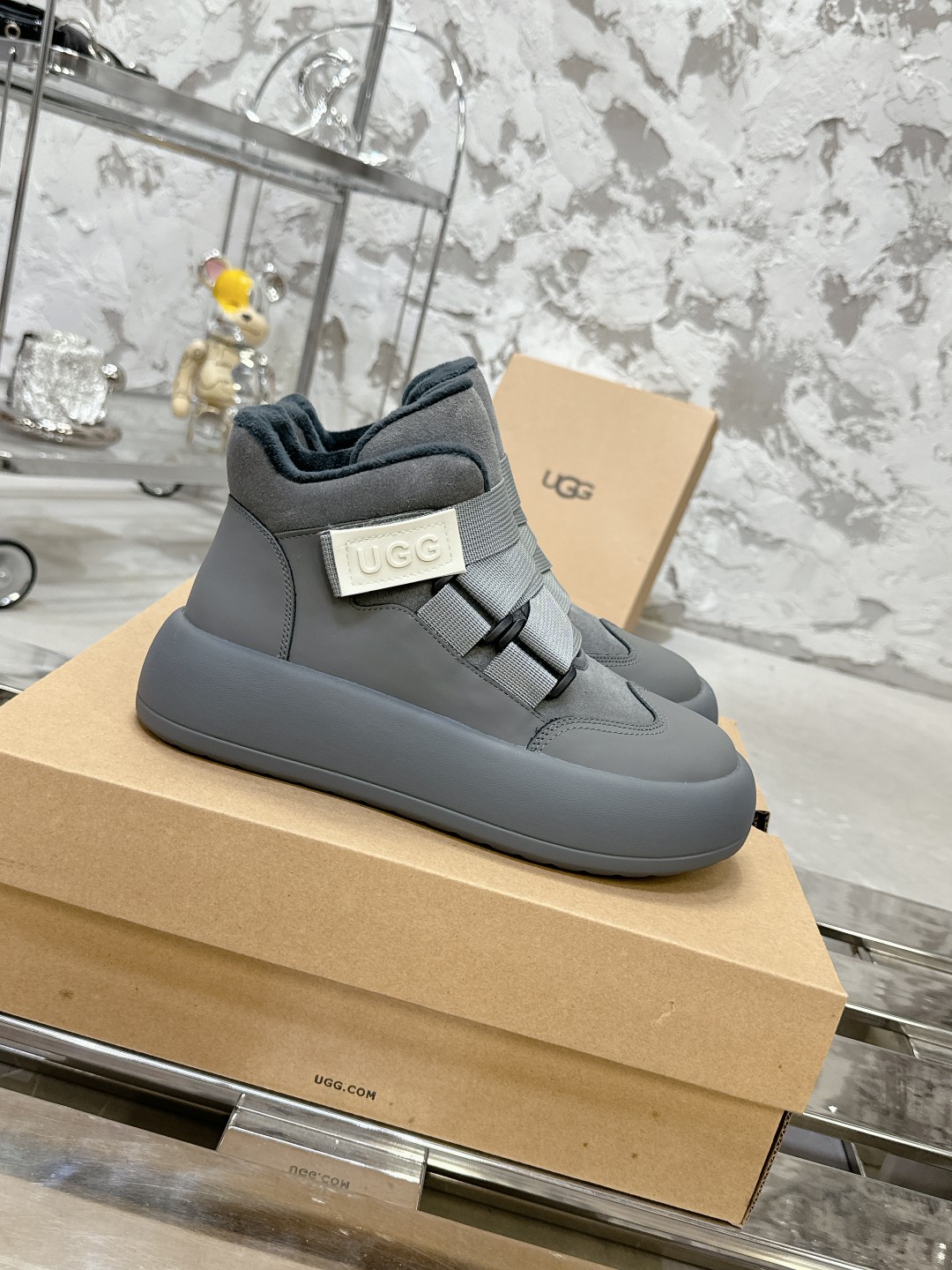 UGG 魔术贴面包鞋 小高帮デザインの便利なスニーカー