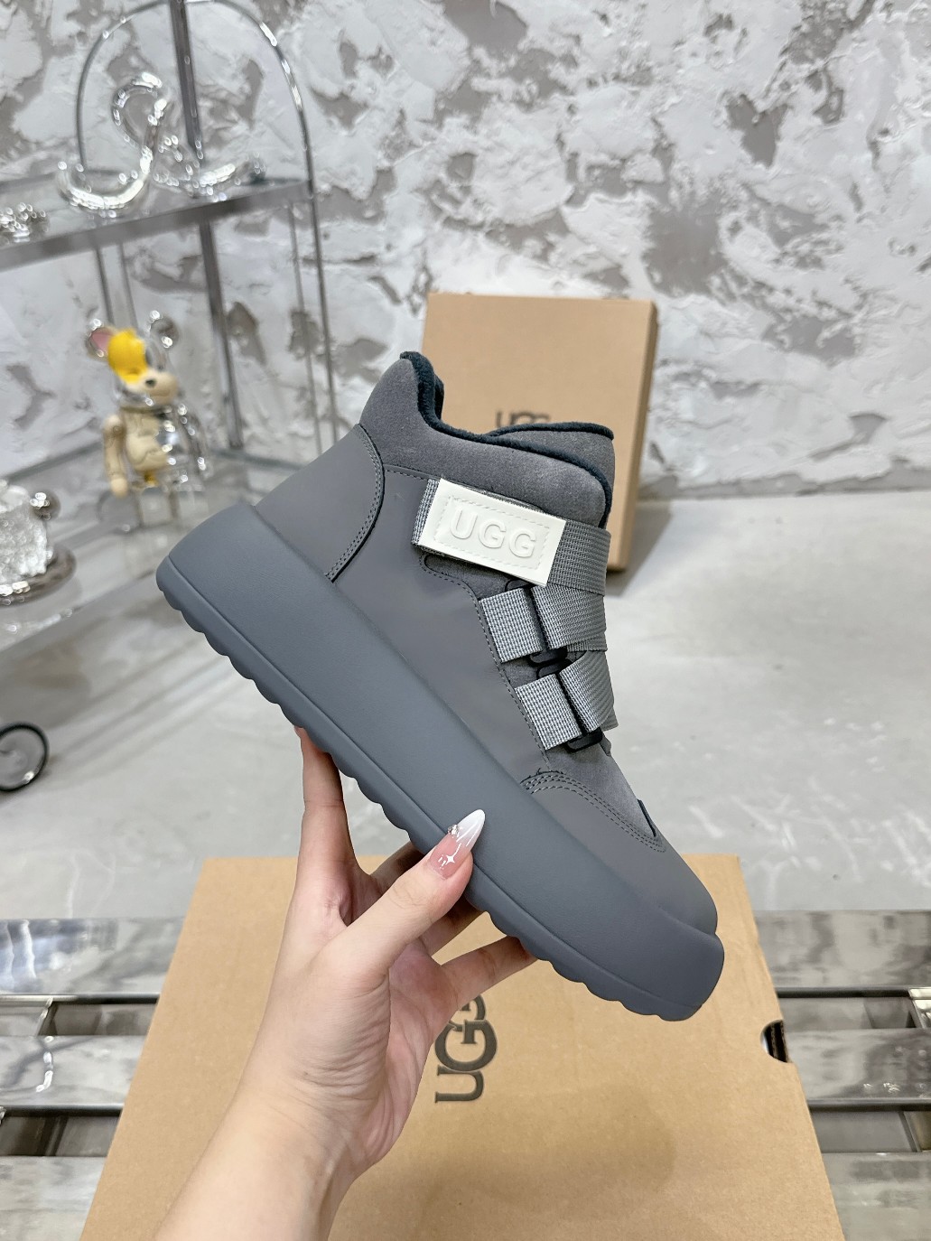 UGG 魔术贴面包鞋 小高帮デザインの便利なスニーカー