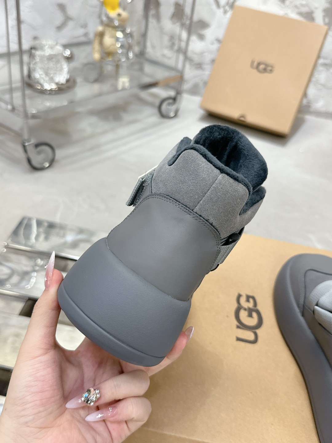 UGG 魔术贴面包鞋 小高帮デザインの便利なスニーカー