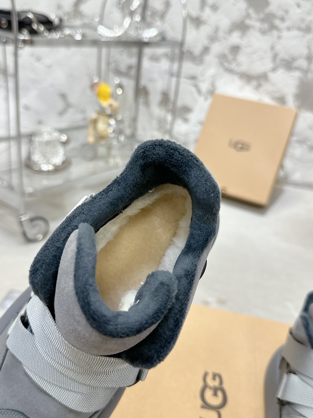 UGG 魔术贴面包鞋 小高帮デザインの便利なスニーカー