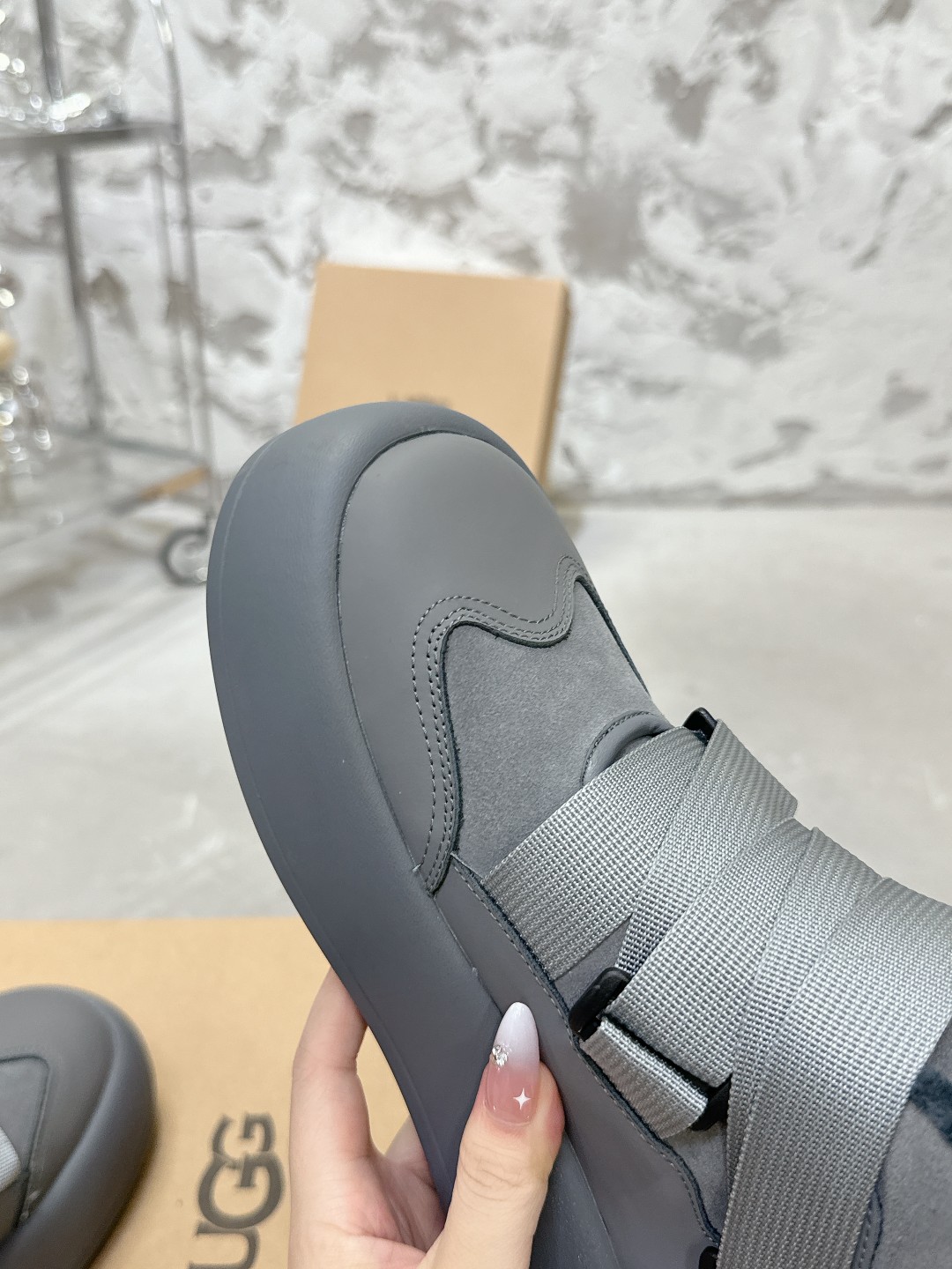 UGG 魔术贴面包鞋 小高帮デザインの便利なスニーカー