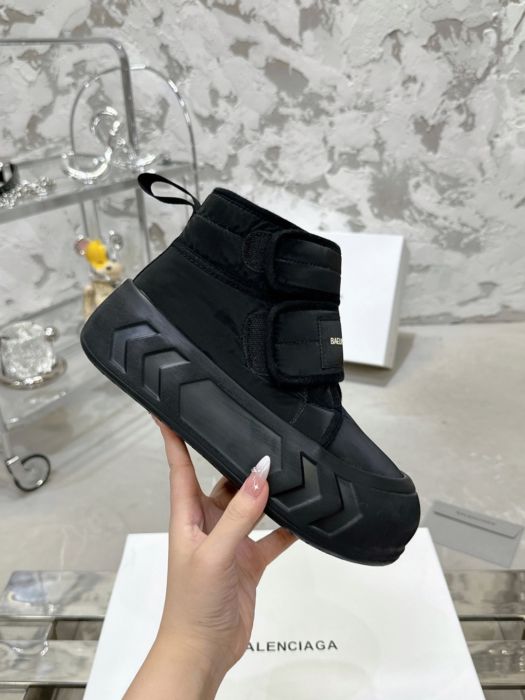 Balenciaga 雪地靴 - 高級感あふれる温かさ