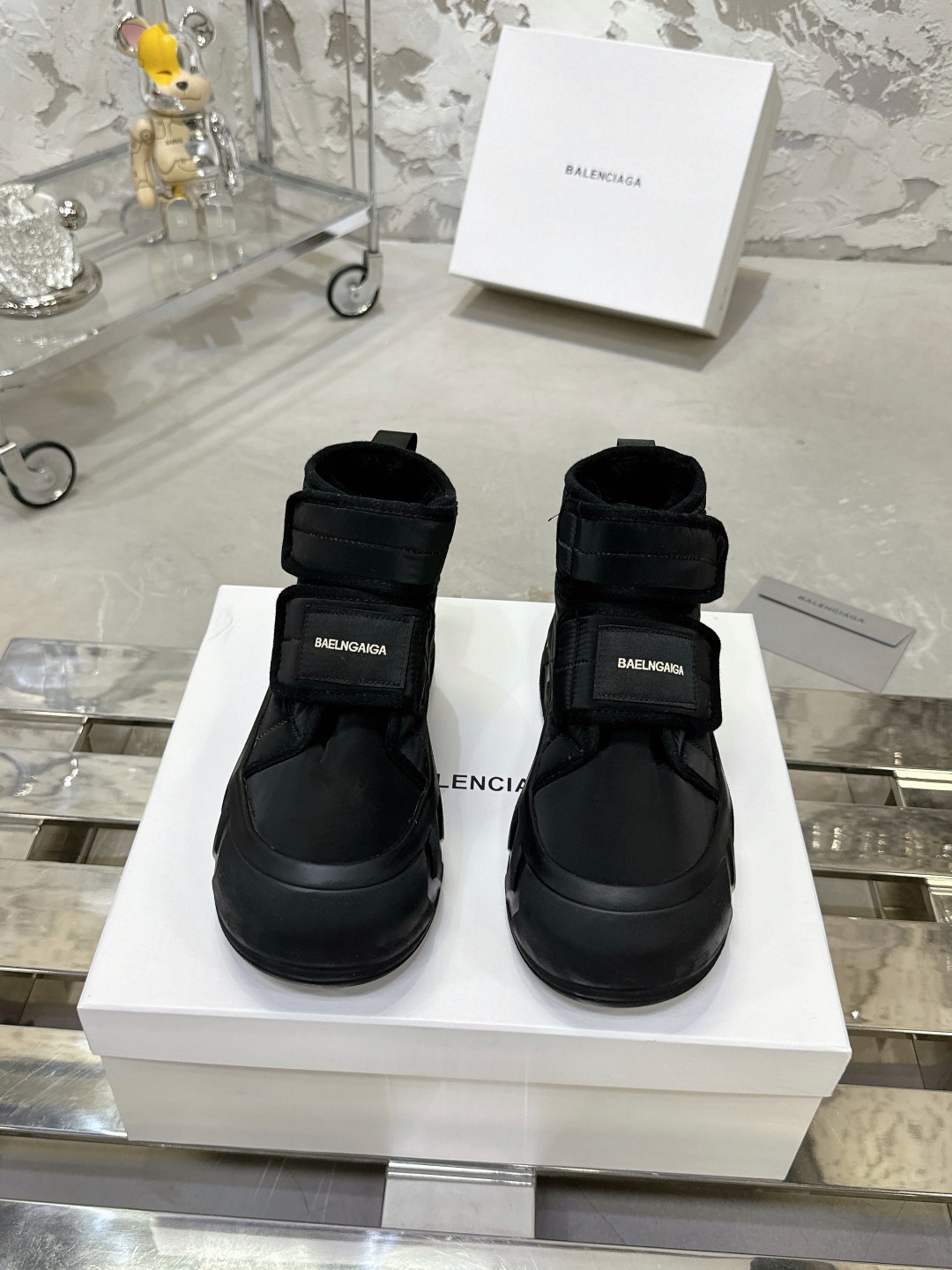 Balenciaga 雪地靴 - 高級感あふれる温かさ