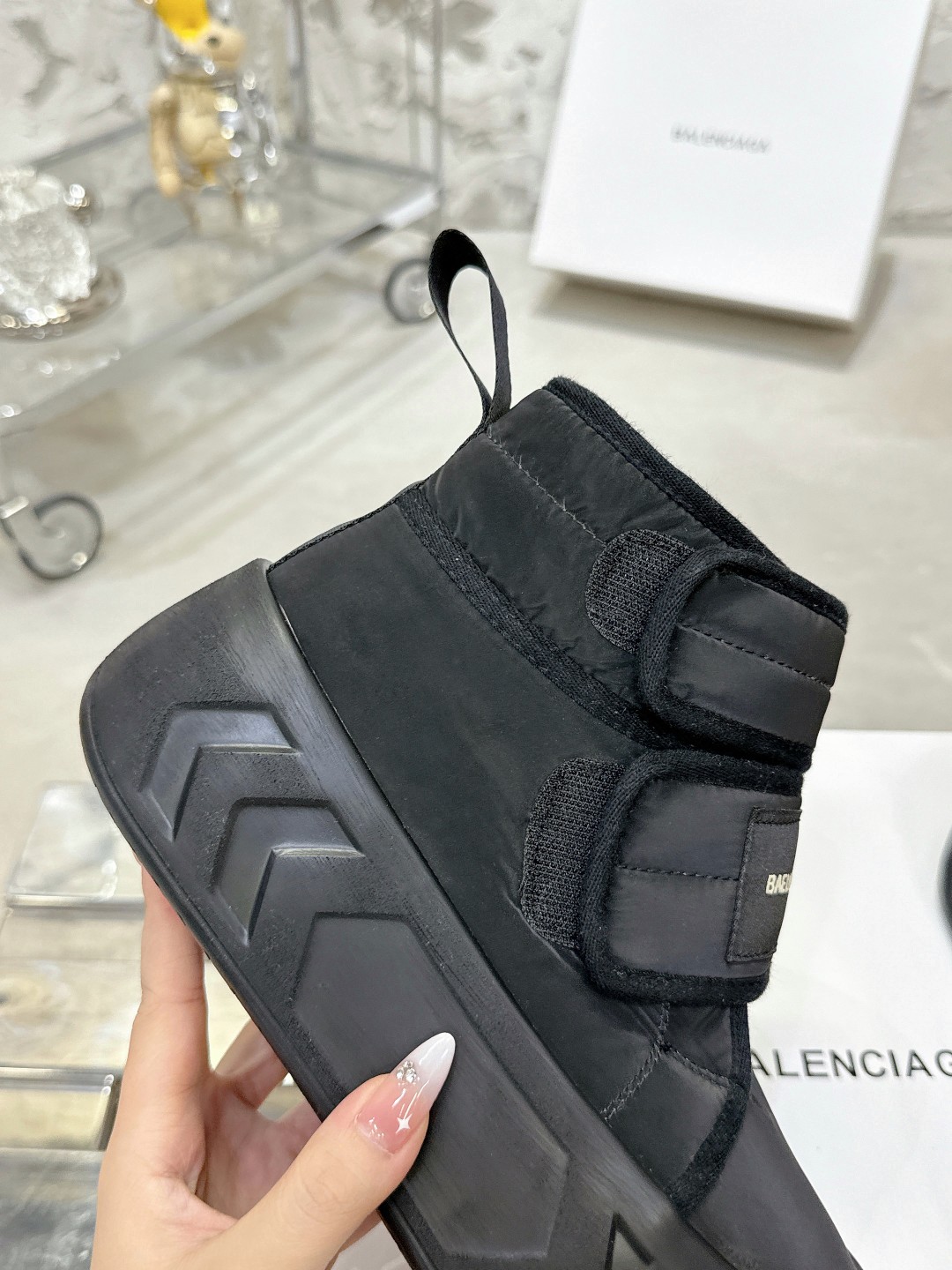 Balenciaga 雪地靴 - 高級感あふれる温かさ