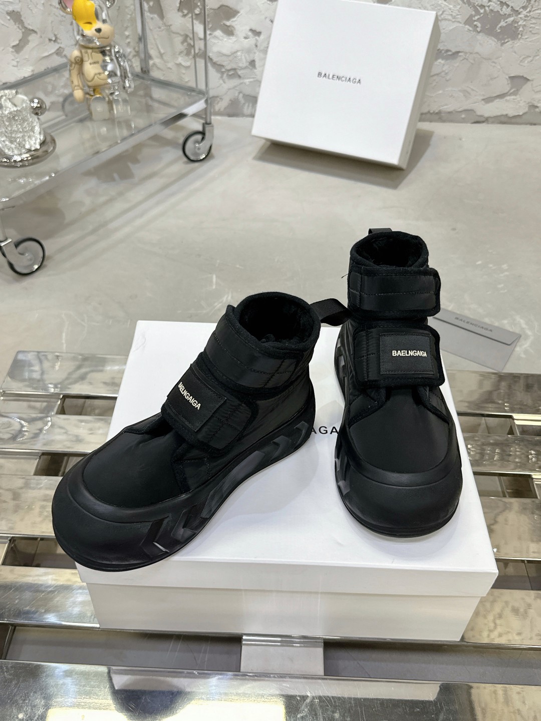 Balenciaga 雪地靴 - 高級感あふれる温かさ