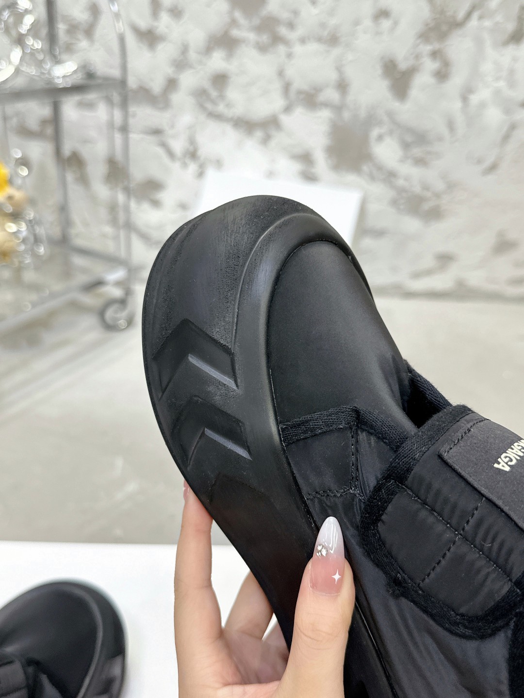 Balenciaga 雪地靴 - 高級感あふれる温かさ