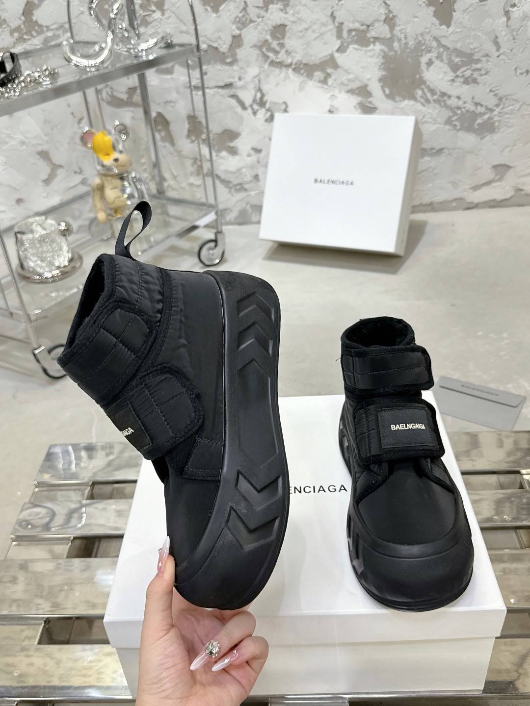 Balenciaga 雪地靴 - 高級感あふれる温かさ