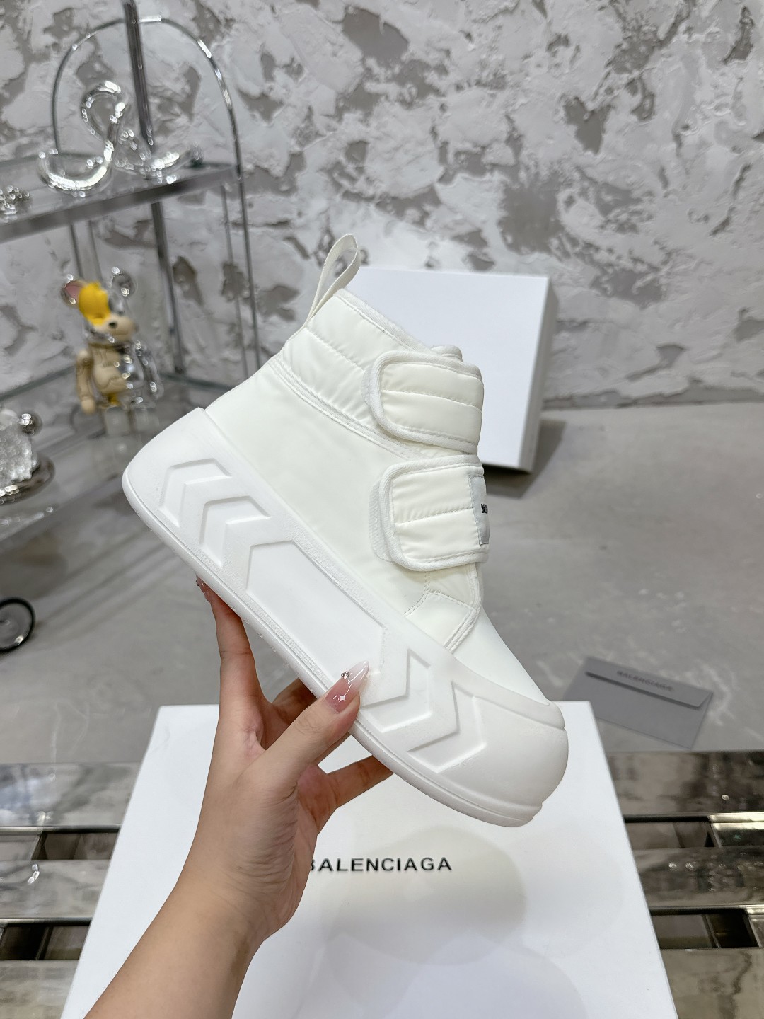 Balenciaga 雪地靴 - 高級感あふれる柔らかなデザイン