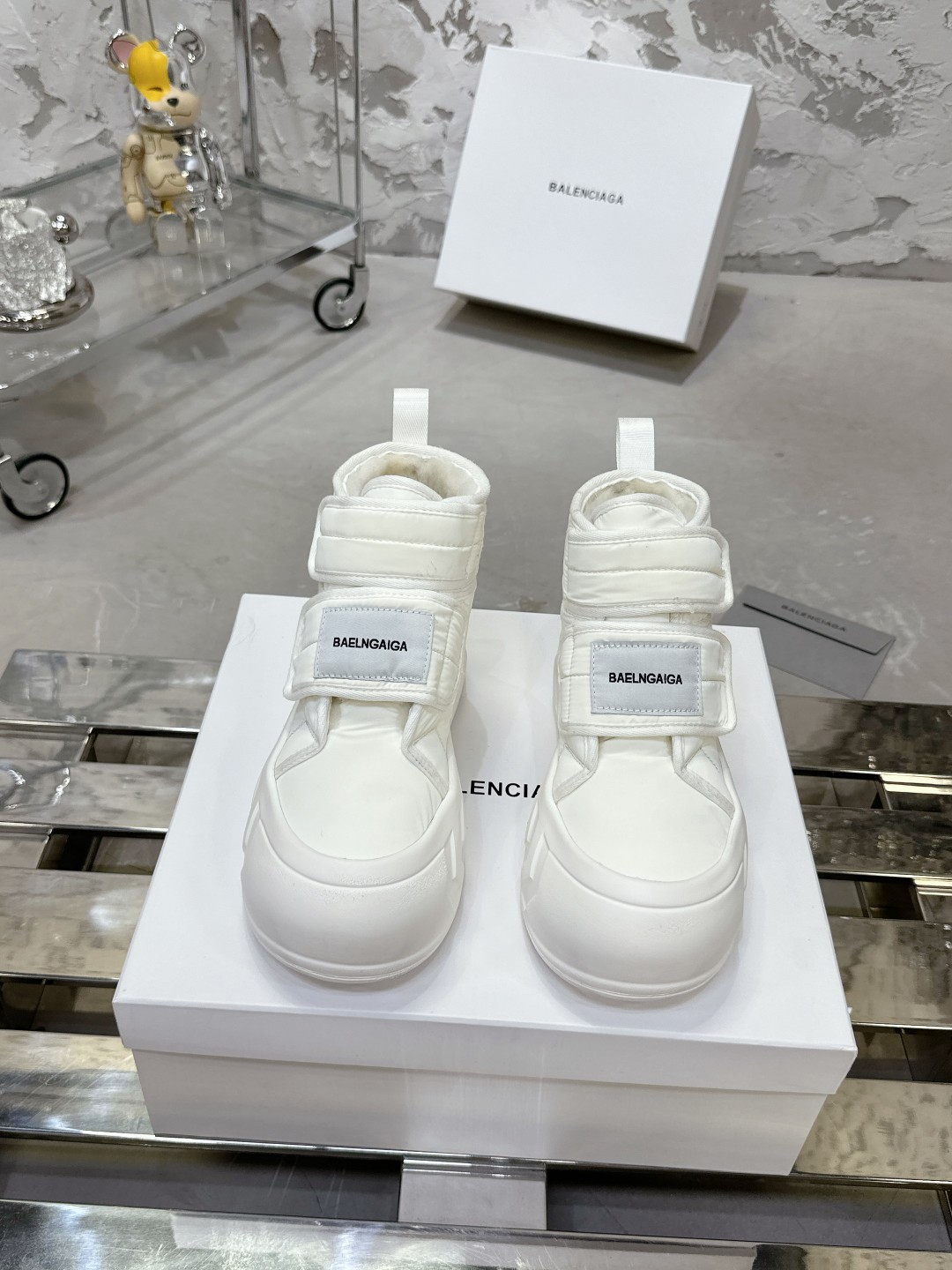 Balenciaga 雪地靴 - 高級感あふれる柔らかなデザイン