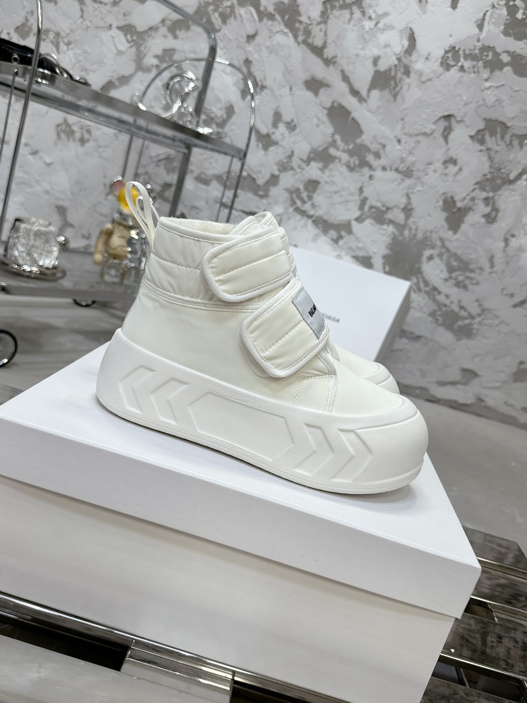 Balenciaga 雪地靴 - 高級感あふれる柔らかなデザイン