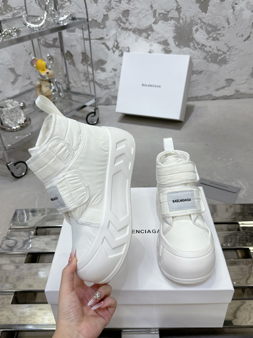 Balenciaga 雪地靴 - 高級感あふれる柔らかなデザイン