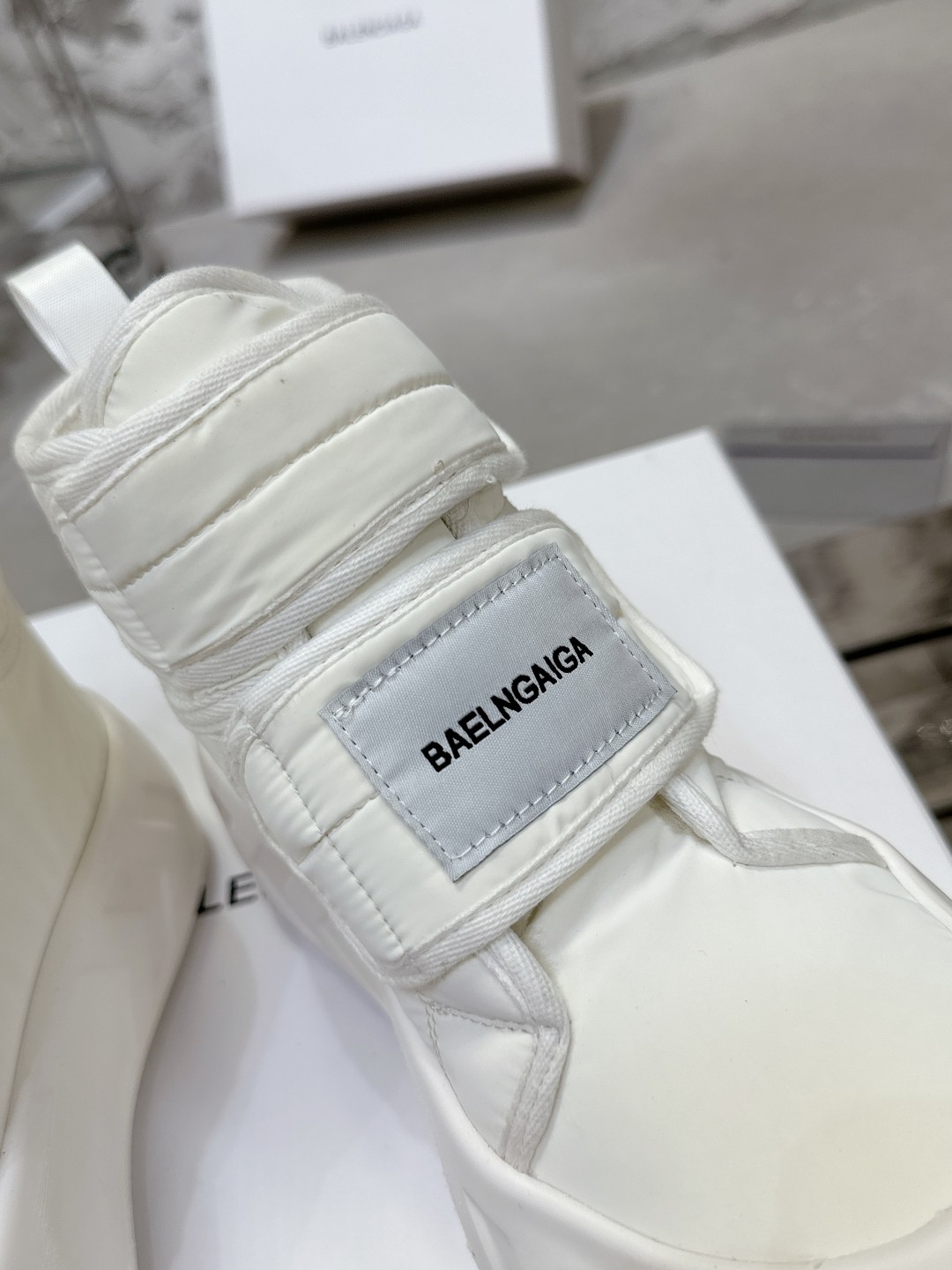 Balenciaga 雪地靴 - 高級感あふれる柔らかなデザイン