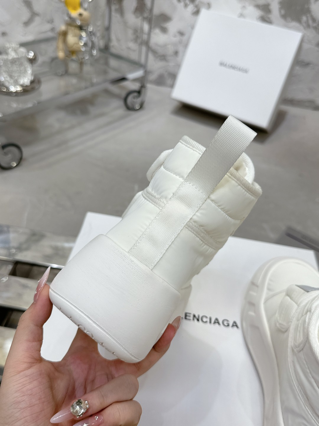 Balenciaga 雪地靴 - 高級感あふれる柔らかなデザイン