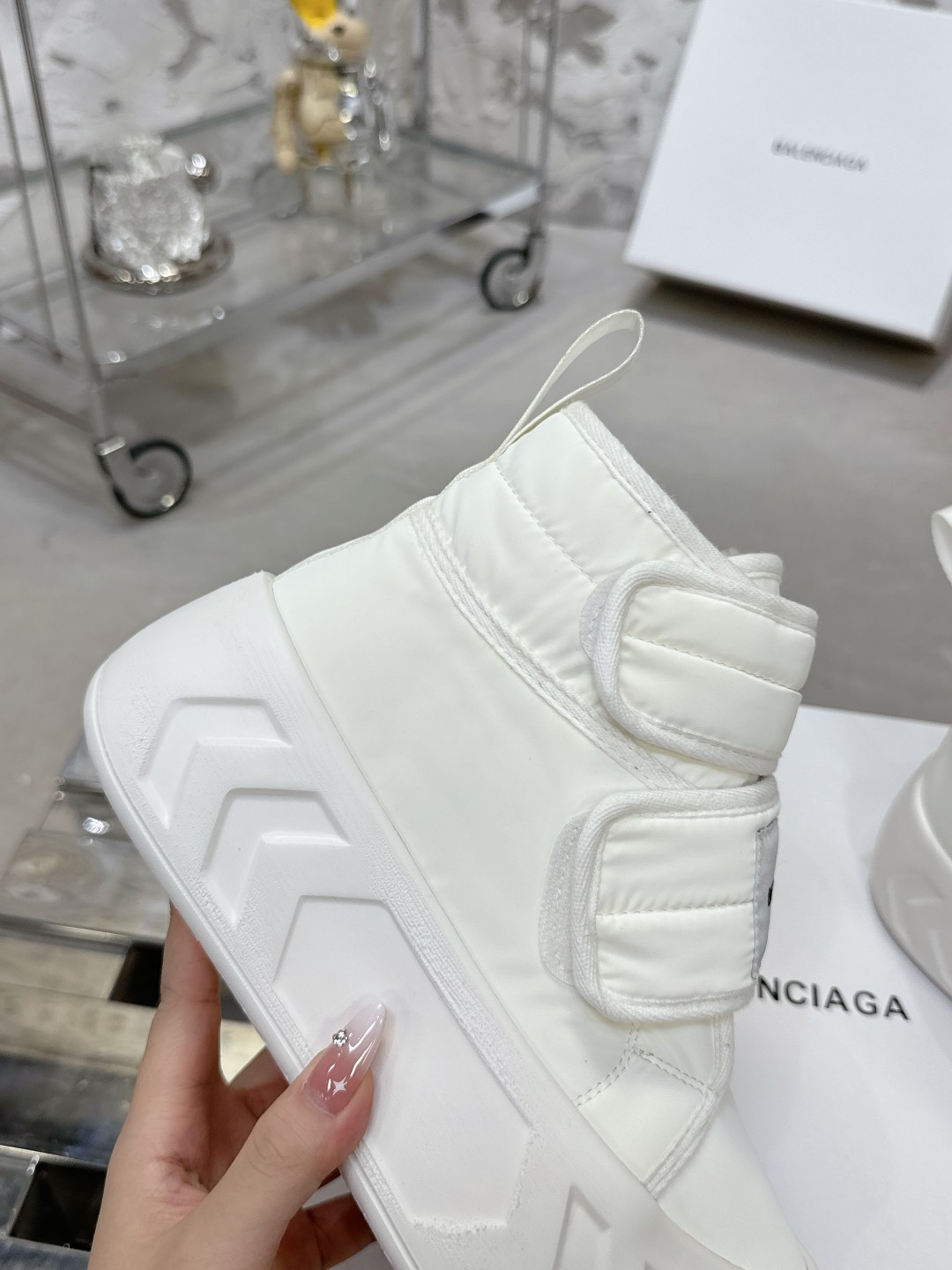 Balenciaga 雪地靴 - 高級感あふれる柔らかなデザイン