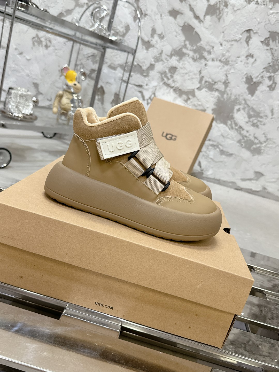 UGG 魔术贴面包鞋 小高帮デザインで楽々コーデ