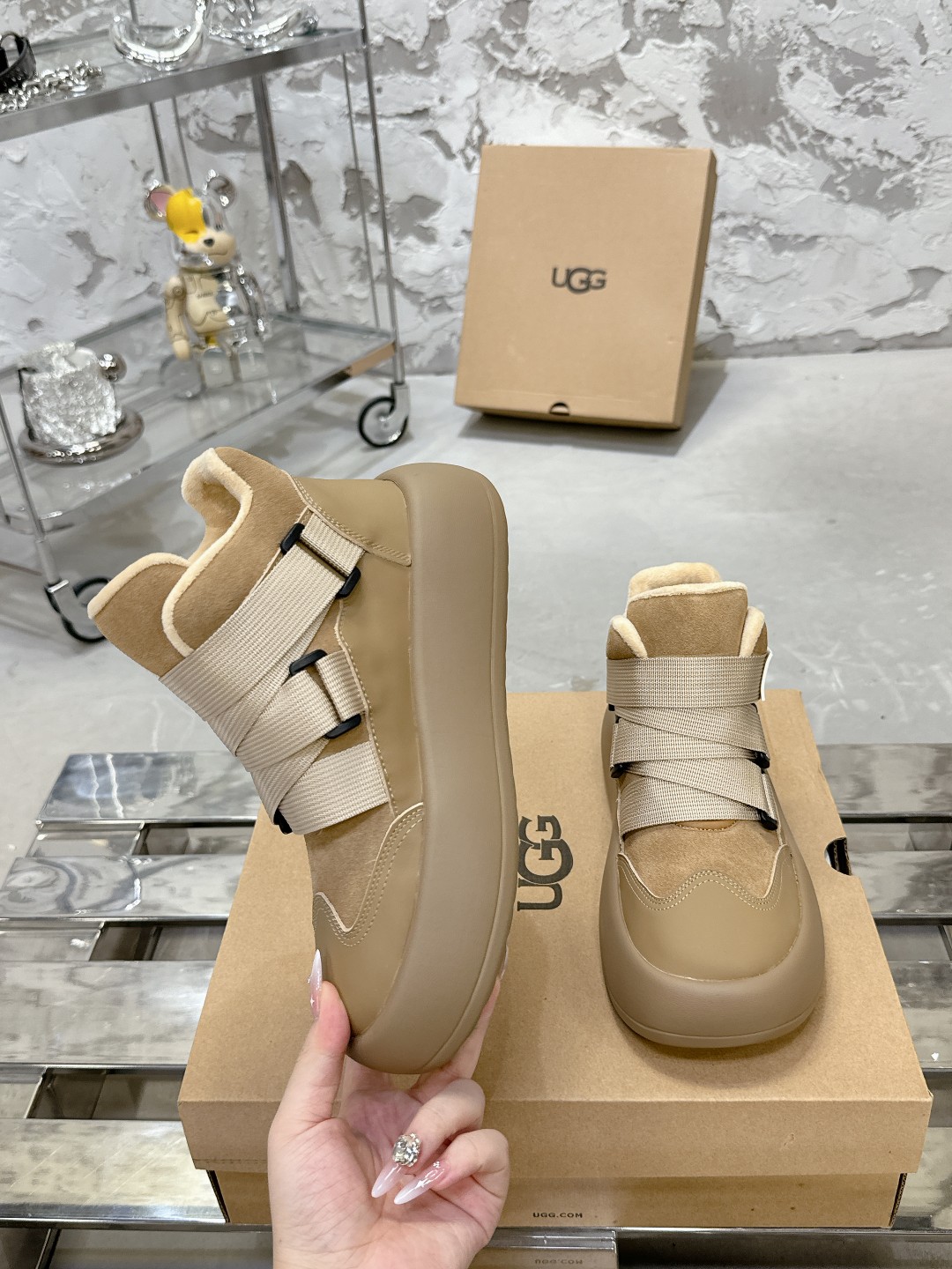 UGG 魔术贴面包鞋 小高帮デザインで楽々コーデ