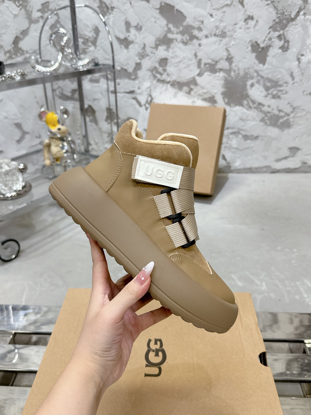 UGG 魔术贴面包鞋 小高帮デザインで楽々コーデ