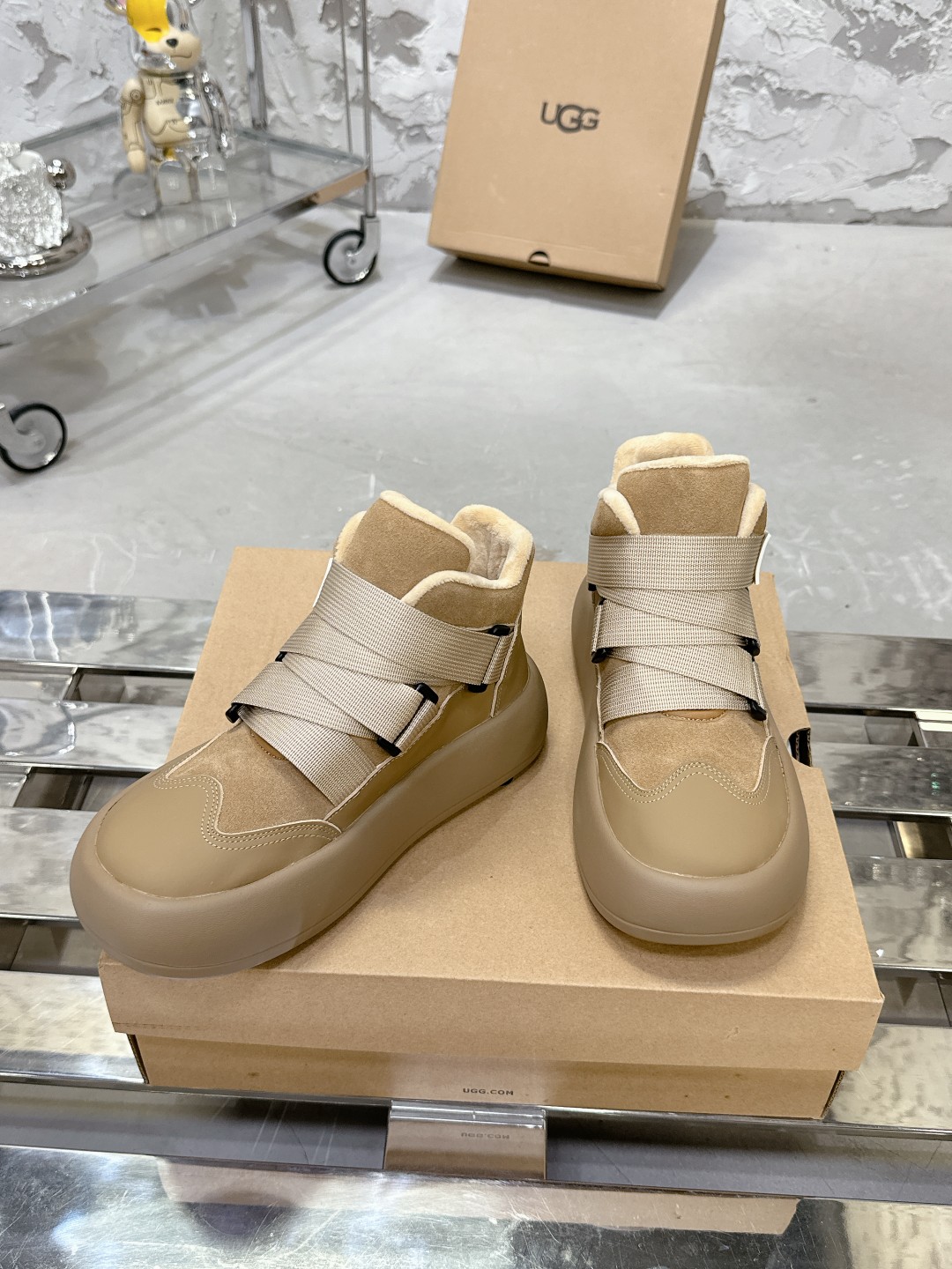 UGG 魔术贴面包鞋 小高帮デザインで楽々コーデ