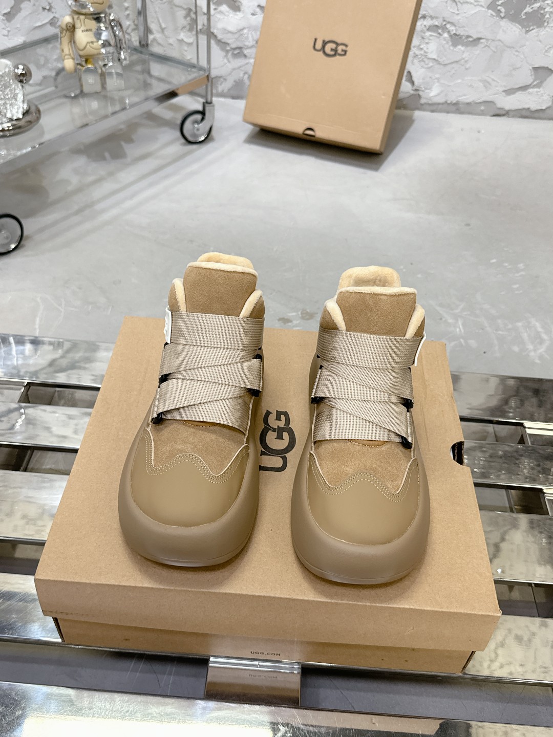 UGG 魔术贴面包鞋 小高帮デザインで楽々コーデ